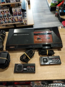 Sega Master System II – Très bon état – 2 manettes – Fonctionnelle