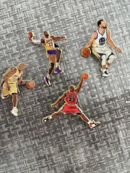 Lot 4 pins basket NBA Lakers Bulls Warriors métal doré