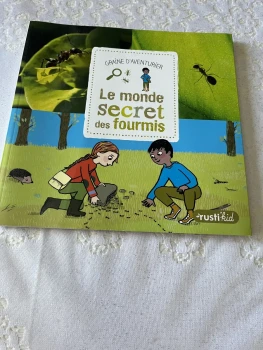 Livre. Le monde secret des fourmis neuf