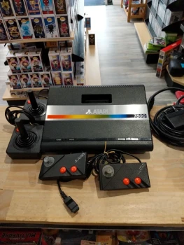 Atari 7800 – Très bon état – 2 manettes + 2 joysticks – Fonctionnelle